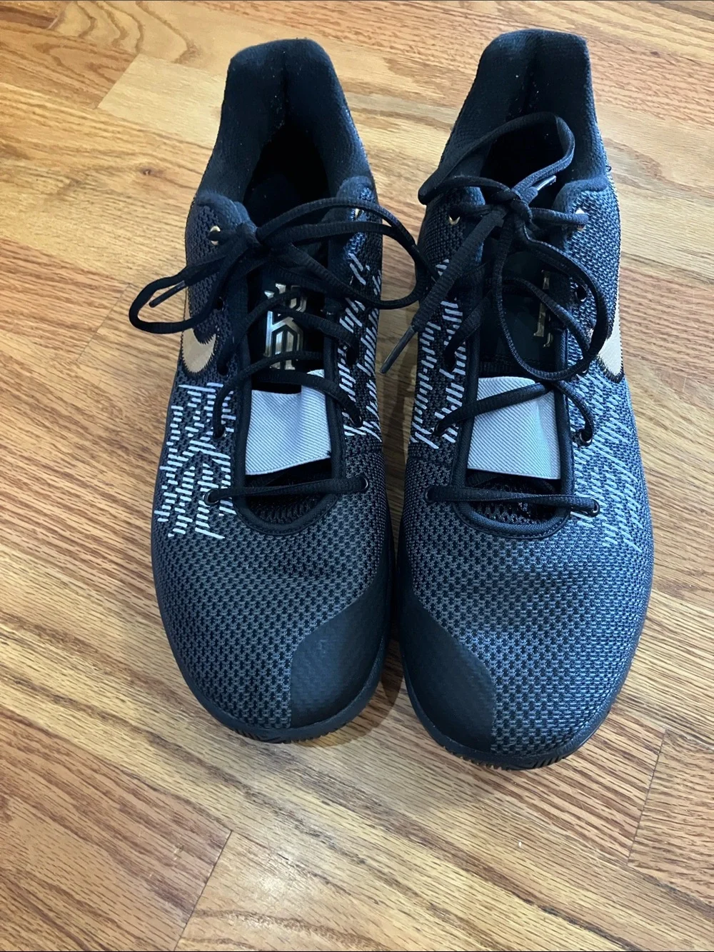 Nike Kyrie Flytrap 2 Men’s Black and Gold Basketball Shoes Sz 12.  GUC